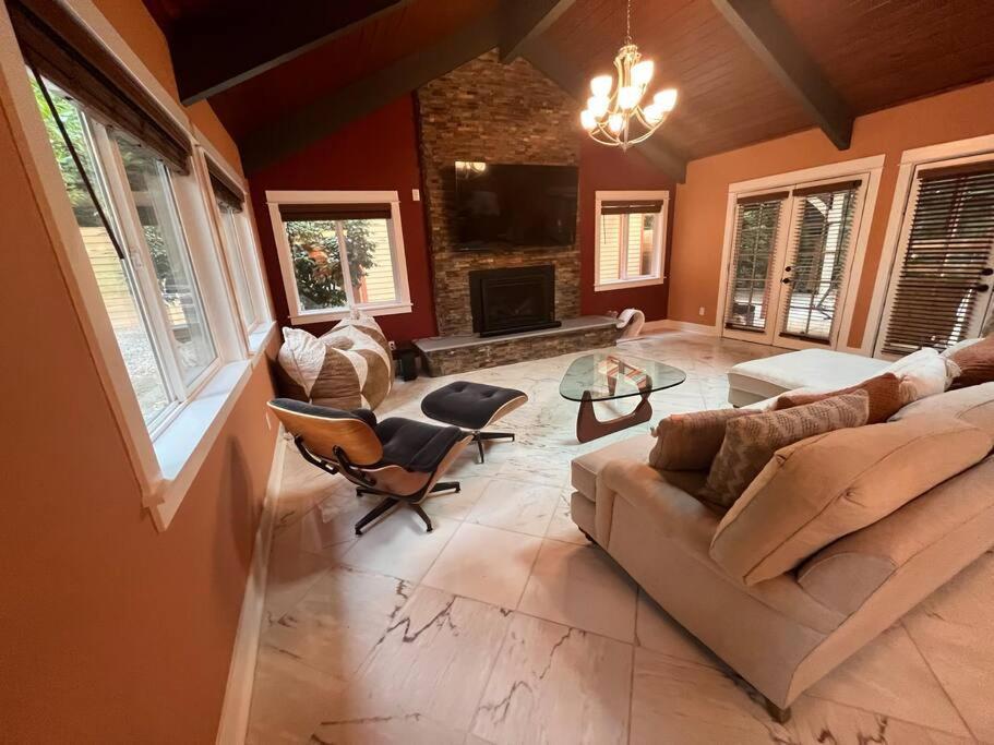 Serene Oasis Getaway With Sauna And A Swim Spa. 포틀랜드 외부 사진